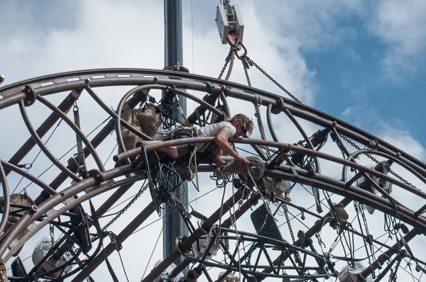 Travailleurs extrêmes chevauchent une attraction dans la ville — Photo