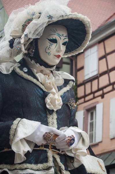 Portrett av kvinnen i kostyme på venetiansk parade i Riquewihr i Alsace – stockfoto