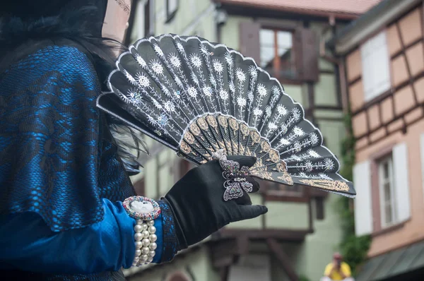 Tettere innpå kvinnen med kostyme og vifte under venetiansk parade i Riquewihr i Alsace – stockfoto