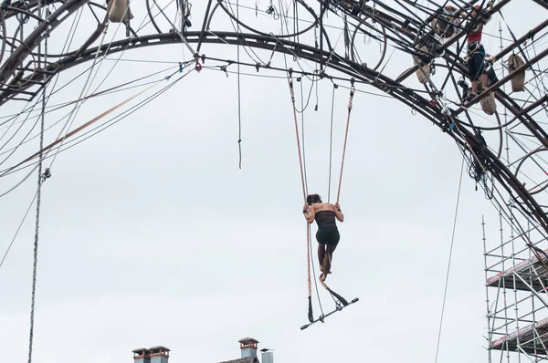 Portret van een jonge vrouw training op trapeze voor een outdoor aerobatics show in de belangrijkste plaats van Mulhouse — Stockfoto