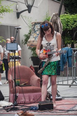 Violette Deadwood şarkı gitar ip cambazı gösterisi ile Johanne Humblet 