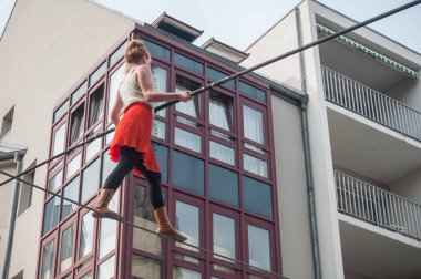 Sanatçı Mulhouse dört saat boyunca Johanne Humblet ip cambazı performans