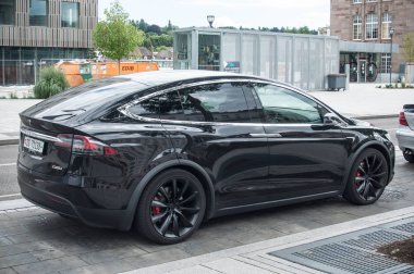 Tren istasyonunun yakınında sokakta siyah tesla araba park 