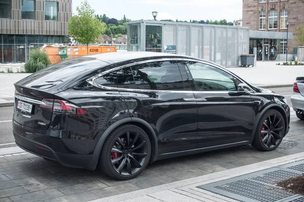 Carro preto tesla estacionado na rua perto da estação ferroviária — Fotografia de Stock