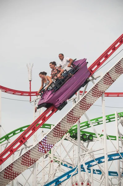 Roller coaster z krzykiem ludzi w parku rozrywki w mieście Miluza — Zdjęcie stockowe