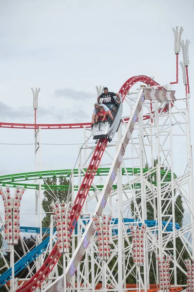 Roller coaster z krzykiem ludzi w parku rozrywki w mieście Miluza — Zdjęcie stockowe