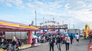 Mulhouse cazibe parkta yürüyüş insanlar