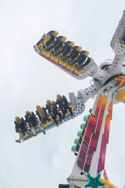 Roller coaster z krzykiem ludzi w parku rozrywki w mieście Miluza — Zdjęcie stockowe