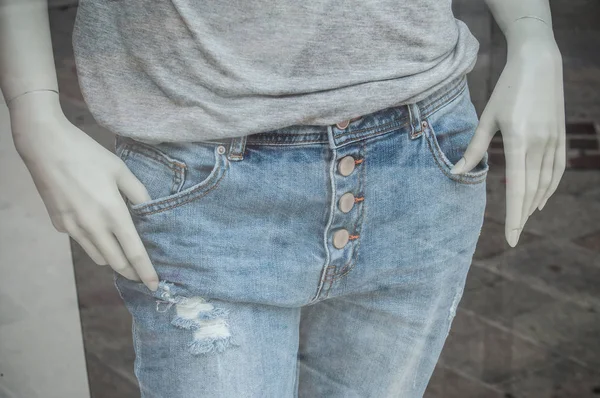 Blå jeans på skyltdockan i modebutik för män — Stockfoto