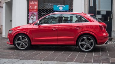 Kırmızı Audi Q3 sokakta park