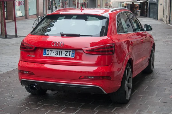 Roter audi q3 geparkt auf der Straße — Stockfoto