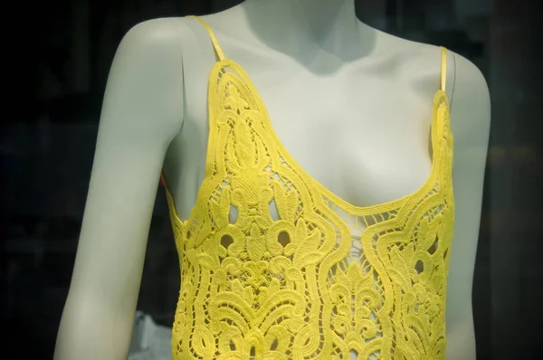 Vestido amarillo en maniquí en la tienda de moda para las mujeres —  Fotos de Stock