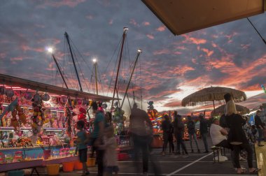  günbatımı gökyüzü ile cazibe Park aydınlatma