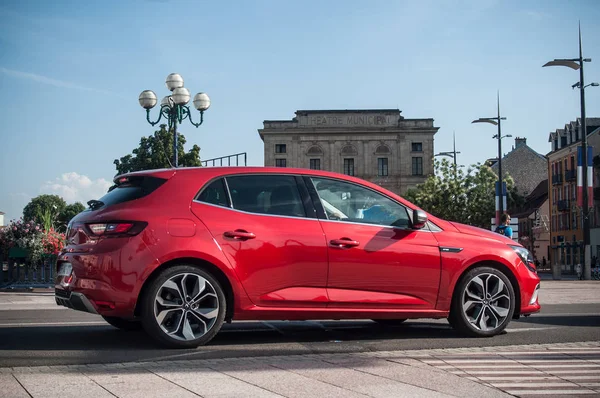 Kırmızı Renault megane Gt sokakta haddeleme