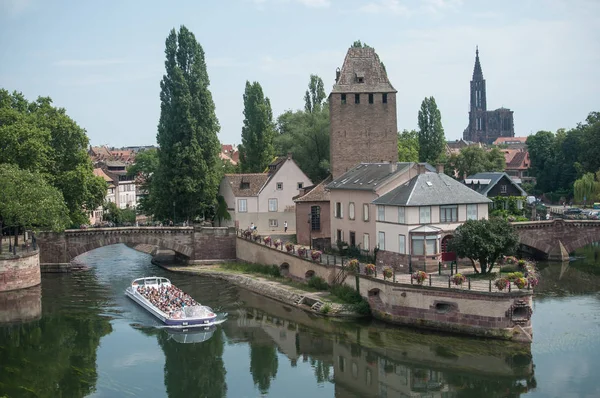 Łódź z turystów o średniowiecznej wieży dzielnica Mała Francja w Strasburgu — Zdjęcie stockowe