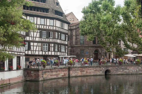 Traditional architecture and channel at little France quarter in Strasbourg — Stock Photo, Image