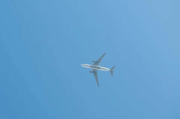 Avión de la compañía Qatar Airways volando en el fondo del cielo azul — Foto de Stock