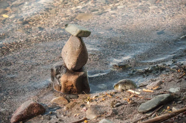 Équilibre de pierre dans l'eau dans le lac frontière — Photo