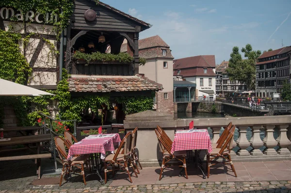 Traditionelle Architektur und Restaurantterrasse im kleinen Französischen Viertel in Straßburg — Stockfoto