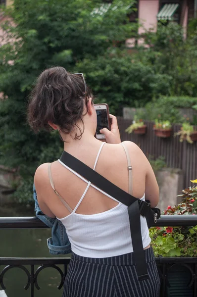 Turista tirar uma foto com foto de canais com foto em Colmar — Fotografia de Stock
