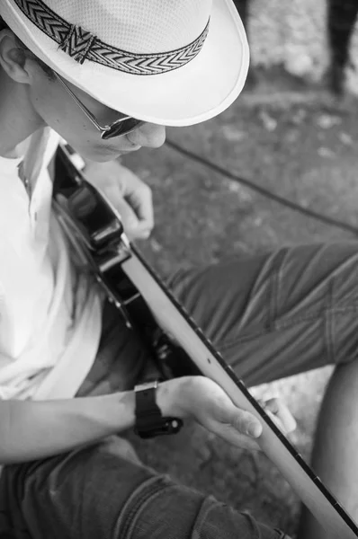 Retrato de adolescente con guitarra eléctrica en la calle — Foto de Stock