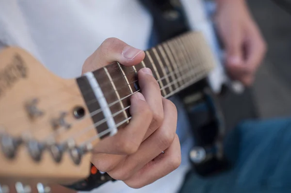 Close-up de adolescente tocando guitarra elétrica na rua — Fotografia de Stock