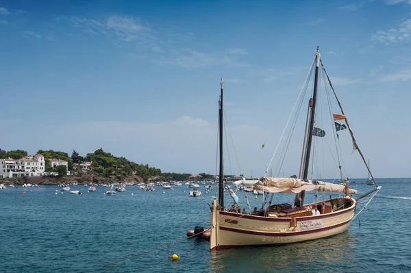 Perahu layar yang indah ditambatkan di dekat pantai — Stok Foto