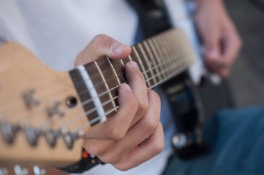 Genç sokakta elektro gitar çalmak