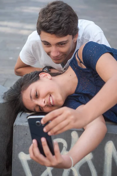 Adolescentes tomando una selfie sonriente en la calle — Foto de Stock