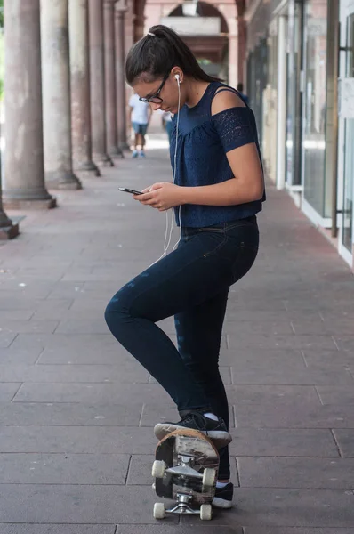 Adolescent avec planche à roulettes dans la rue — Photo