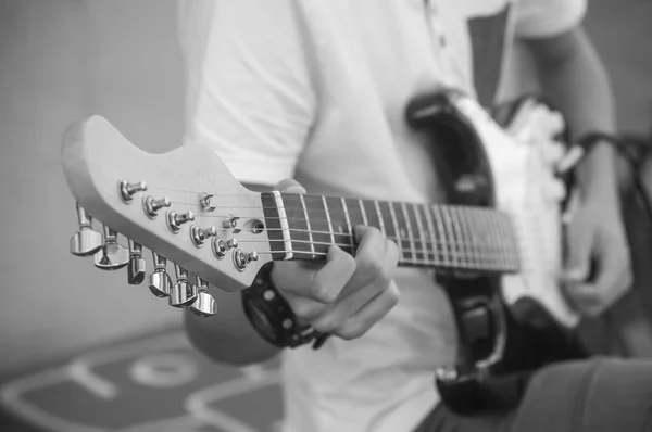 Adolescente tocando la guitarra eléctrica en la calle — Foto de Stock