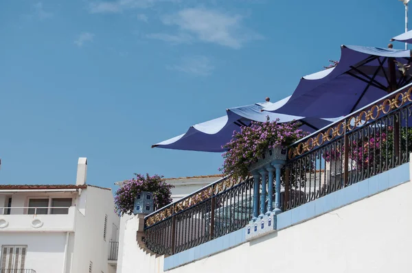 아름 다운 테라스가 꽃과 스페인에서 해안 앞 파라솔 — 스톡 사진