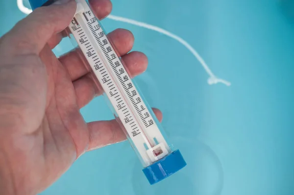 Thermomètre de piscine en main dans la natation frontalière — Photo