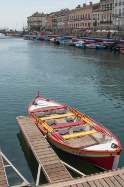 St Louis mızrak dövüşü olayından önce kanaldaki demirleyen tekneleri
