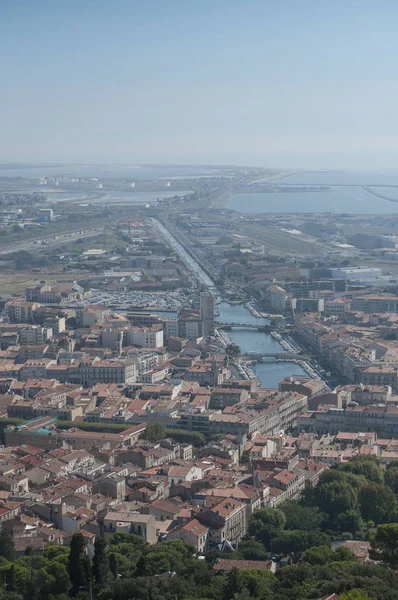 Panorama aereo del paesaggio urbano di Sete con il canale — Foto Stock