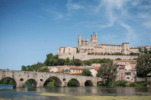 Panorama der alten römischen Brücke und der Kathedrale St. Nazaire in beziers — Stockfoto