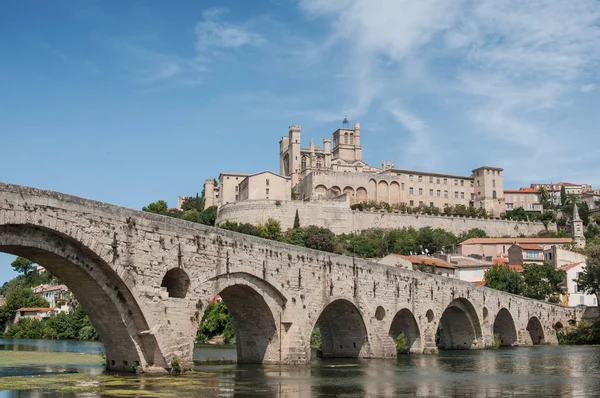 Panorama der alten römischen Brücke und der Kathedrale St. Nazaire in beziers — Stockfoto