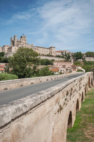 Panorama of old roman bridge and cathedral St Nazaire in Beziers — Stock Photo, Image