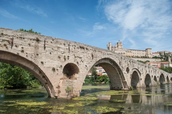 Panorama del viejo puente romano y la catedral de San Nazaire en Beziers — Foto de Stock