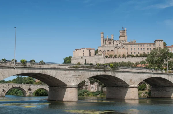 Panorama der neuen Brücke und der Kathedrale St. Nazaire in beziers — Stockfoto