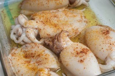 baharat ile ham mürekkep balığı