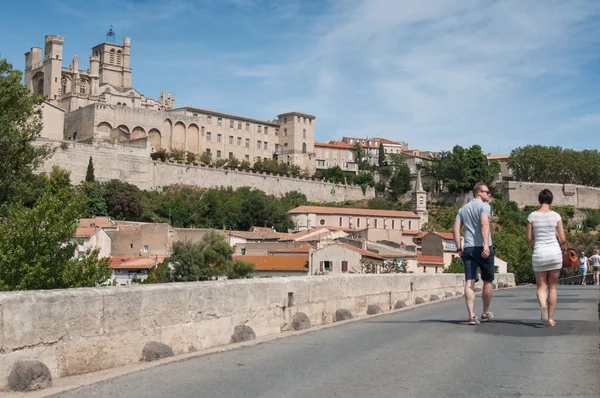 Panorama of old roman bridge with couple of tourists and cathedral St Nazaire in Beziers the city in south  France — Stock Photo, Image