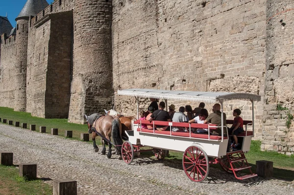 Transporte con turistas alrededor de las fortificaciones — Foto de Stock