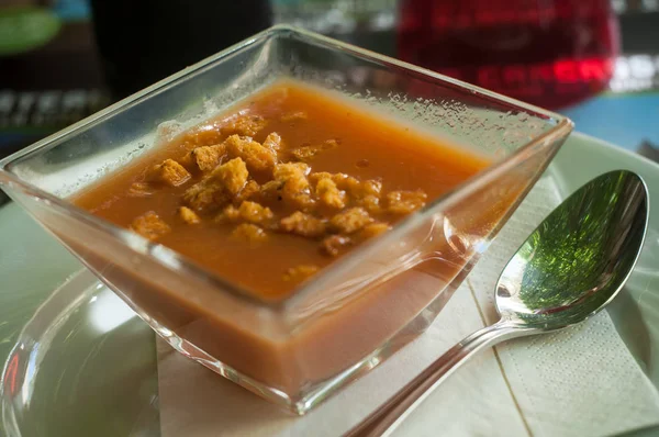 Tomato gazpacho with croutons in restaurant — Stock Photo, Image