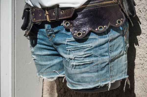 Jeans kort i fasaden av mode lagra för kvinnor — Stockfoto