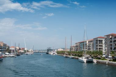 Teknelerden ve Sete kanalda katamaran