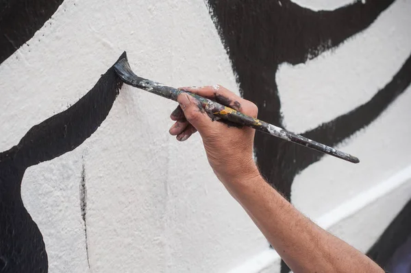 Mão artista de rua com escova — Fotografia de Stock