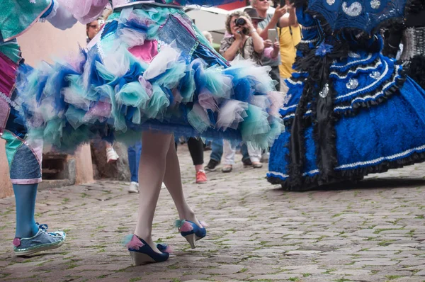 Gros plan de jambes et robe bleue de femme costumée à la parade vénitienne à Riquewihr en Alsace — Photo