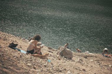 kadın sınır gölde okuma mayo