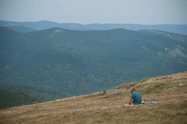 adam akıllı telefon dağın tepesinde ile müzik dinleme